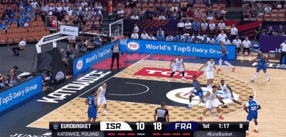 弗朗西斯科小打大，连续变向杀入禁区漂移抛投命中